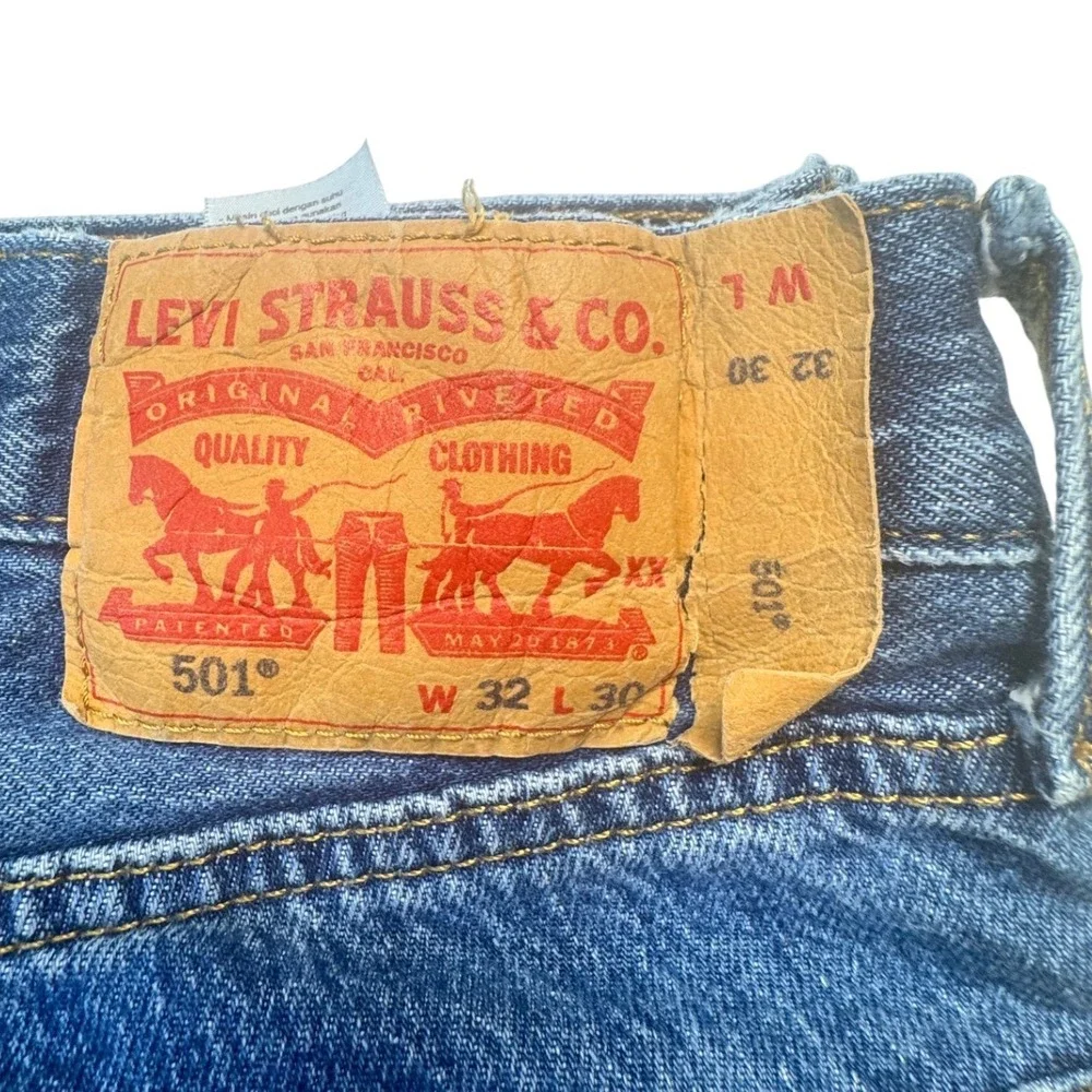 Levi's 501 Original Fit Jeans Men's 32x30 Med Wash Button Fly Straight Leg Denim